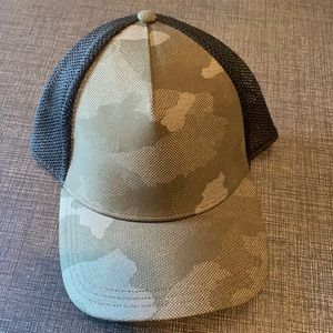 Men’s lululemon hat.